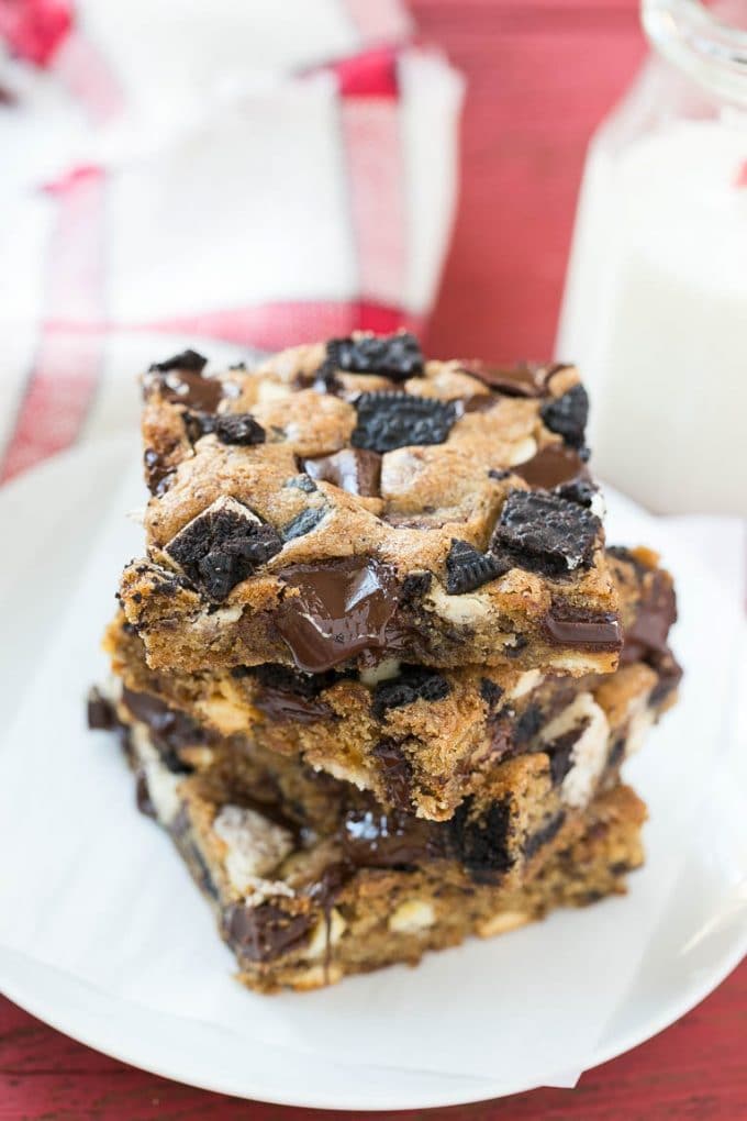 Cookies and Cream Bars Recipe | Oreo Bars | Blondie Recipe #chocolate #oreo #blondies #baking #cookies #sraye Oreo cookies and cream blondies on a serving plate.