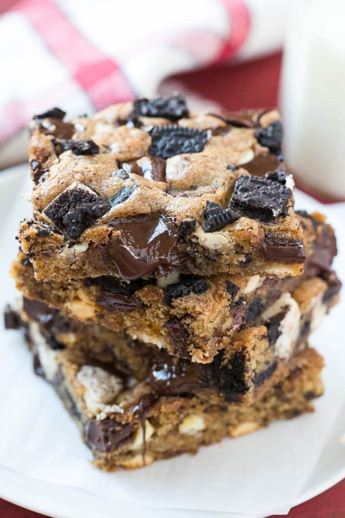 Cookies and Cream Bars Recipe | Oreo Bars | Blondie Recipe #chocolate #oreo #blondies #baking #cookies #sraye A stack of Oreo bars filled with Oreo cookies and chocolate chunks.
