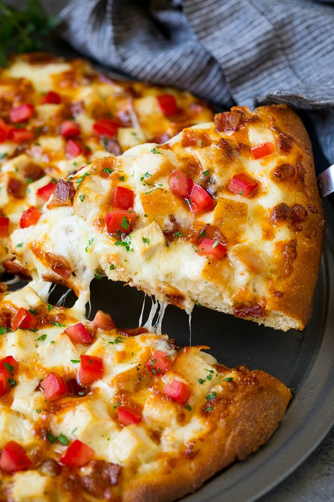 Chicken Alfredo Pizza Recipe #pizza #chicken #bacon #dinner #sraye A slice of chicken Alfredo pizza with bacon and fresh tomatoes.
