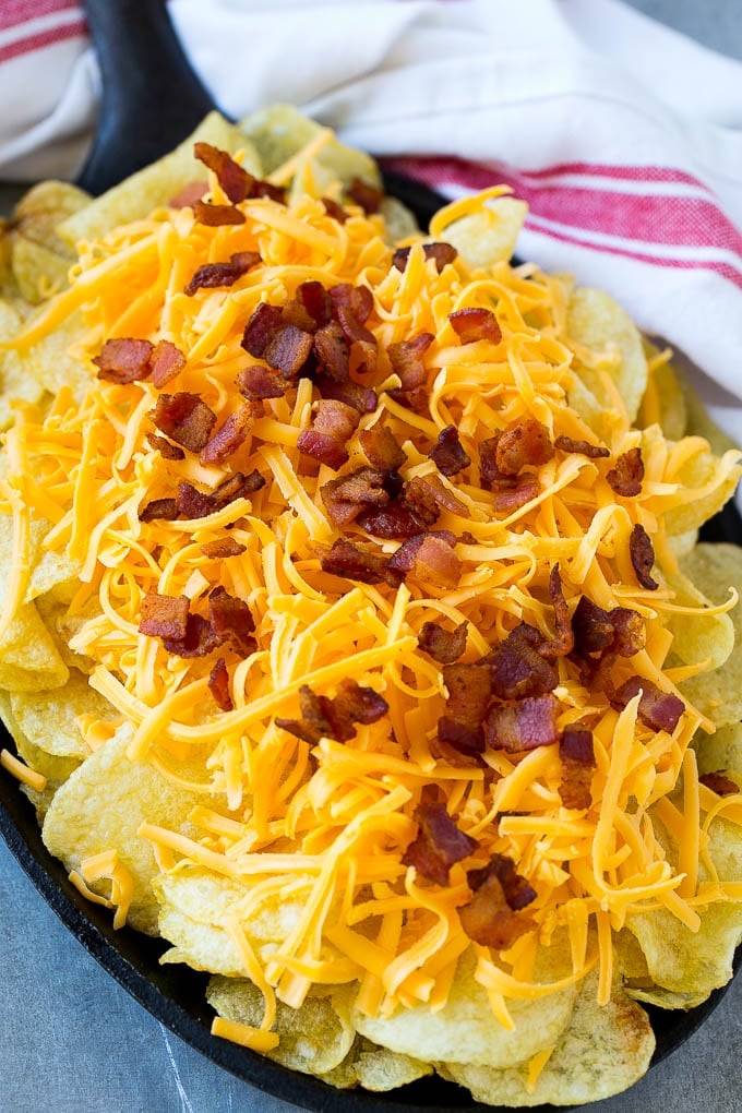 Irish Nachos Recipe | Potato Nachos | Potato Chip Recipe | Appetizer Recipe #nachos #potatoes #cheese #bacon #appetizer #sraye Kettle chips topped with shredded cheese and bacon.