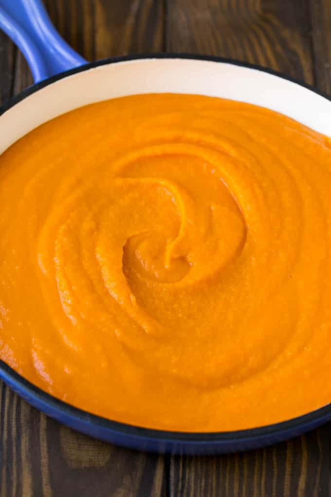 Butternut Squash Pasta Recipe #pasta #squash #bacon #fall #dinner #sraye Creamy butternut squash sauce in a pan.