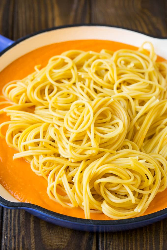 Butternut Squash Pasta Recipe #pasta #squash #bacon #fall #dinner #sraye Spaghetti in a pool of butternut squash sauce.