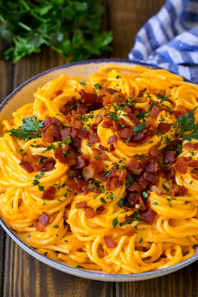 Butternut Squash Pasta Recipe #pasta #squash #bacon #fall #dinner #sraye A bowl of creamy butternut squash pasta topped with bacon.