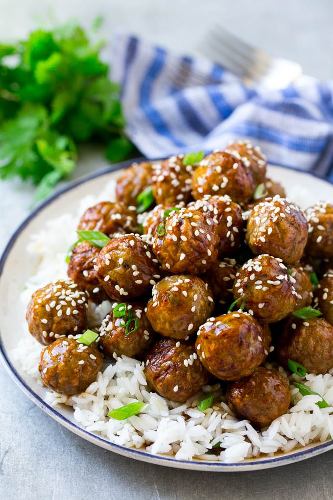 Teriyaki Meatballs Recipe | Asian Meatballs Recipe | Easy Meatball Recipe | Appetizer Meatballs #meatballs #teriyaki #beef #rice #dinner #sraye Teriyaki meatballs served over a bed of steamed rice and garnished with sesame seeds.