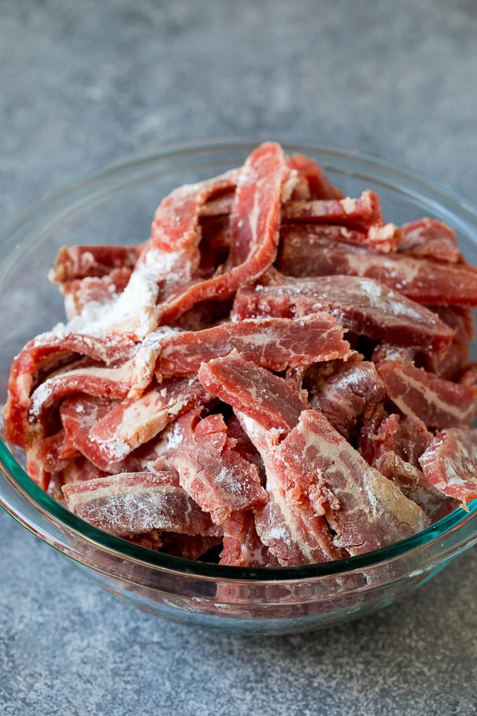 Mongolian Beef Recipe | Asian Beef Recipe | Chinese Beef | Beef Stir Fry #Chinese #Mongolian #Asian #mongolianbeef #beef #sraye #dinner Thinly sliced steak coated in cornstarch.