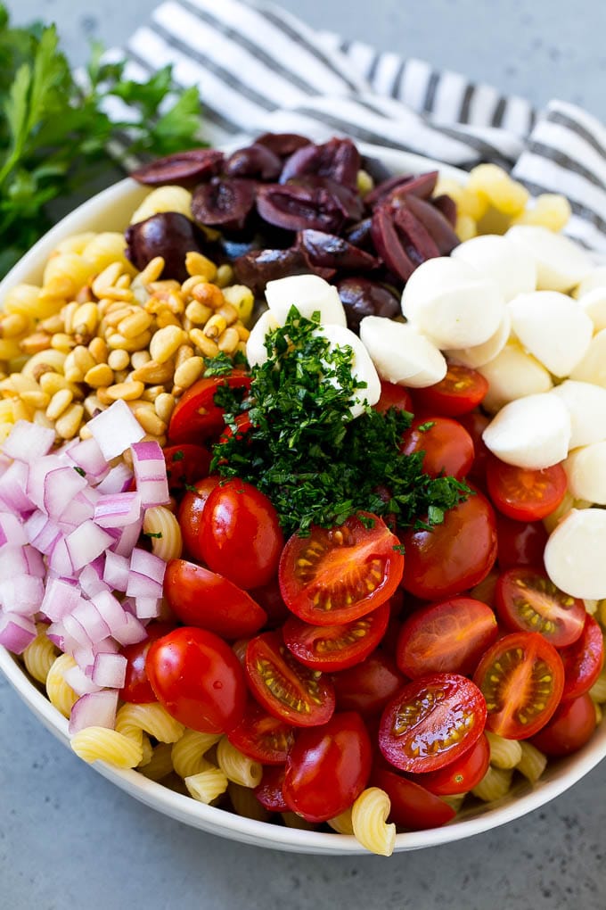 Pesto Pasta Salad | Italian Pasta Salad | Easy Pasta Salad #pasta #salad #pesto #olives #tomatoes #sraye Pasta with cherry tomatoes, mozzarella balls, kalamata olives, parsley and red onion.