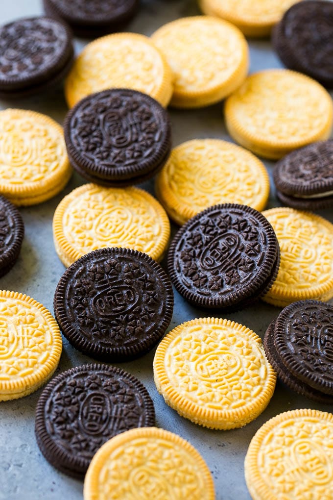 Chocolate Covered Oreos Recipe | Oreo Cookies | Chocolate Dipped Oreos #oreo #cookies #chocolate #sprinkles #dessert #sraye Chocolate and vanilla cookies.