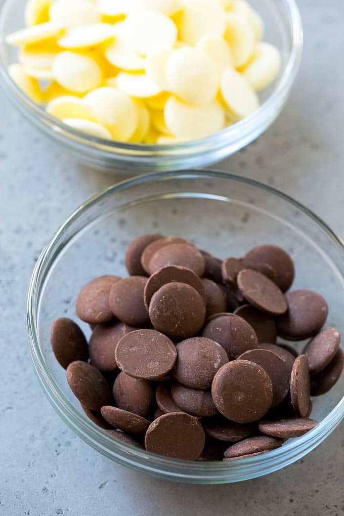 Chocolate Covered Oreos Recipe | Oreo Cookies | Chocolate Dipped Oreos #oreo #cookies #chocolate #sprinkles #dessert #sraye Dark chocolate candy melts and white chocolate candy melts in bowls.