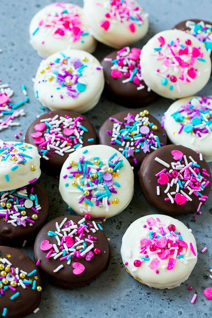 Chocolate Covered Oreos Recipe | Oreo Cookies | Chocolate Dipped Oreos #oreo #cookies #chocolate #sprinkles #dessert #sraye Chocolate covered Oreos decorated with pink and purple sprinkles.