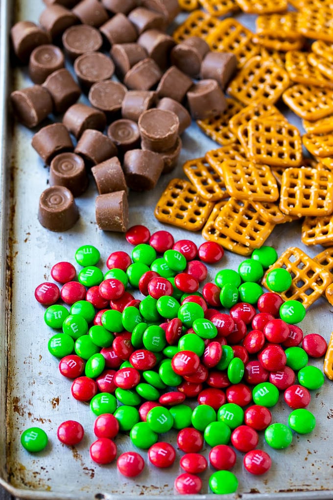 Rolo Pretzels Recipe | Chocolate Pretzels | Caramel Pretzels | Holiday Candy #christmas #baking #dessert #candy #chocolate #caramel #pretzels #sraye M&M's, pretzels and Rolo candies.
