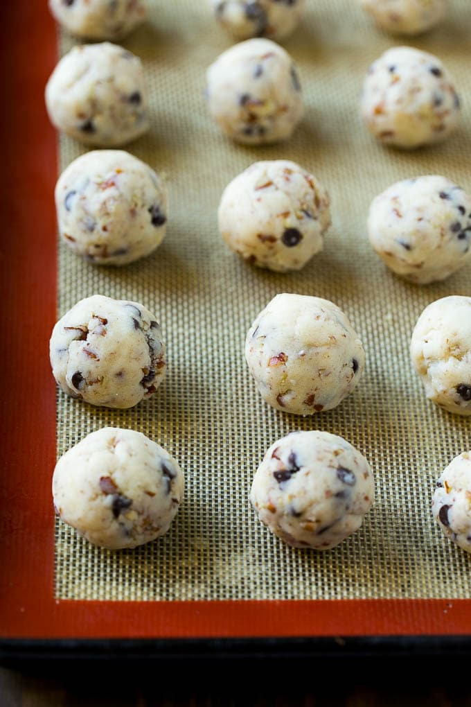 Snowball Cookies Recipe | Mexican Wedding Cookies | Russian Tea Cakes #cookies #pecan #chocolate #baking #dessert #christmas #sraye Balls of dough ready to be baked.