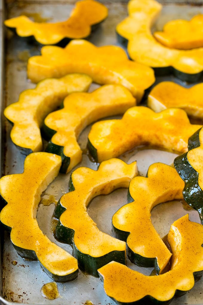 Roasted Acorn Squash | Acorn Squash Recipe #squash #winter #sidedish #dinner #sraye Acorn squash coated in a mixture of sugar, olive oil and seasonings.