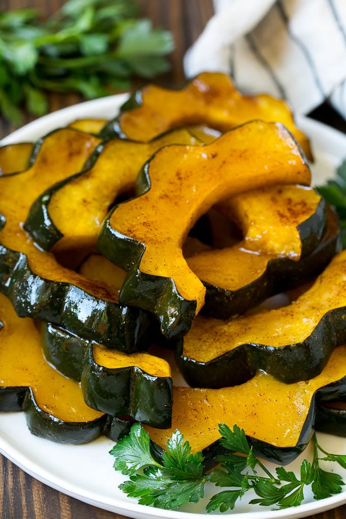 Roasted Acorn Squash | Acorn Squash Recipe #squash #winter #sidedish #dinner #sraye A serving plate of roasted acorn squash.