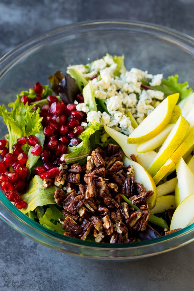Pear Salad Recipe #salad #pears #fall #winter #dinner #sraye Lettuce with sliced pears, blue cheese and pecans on top.